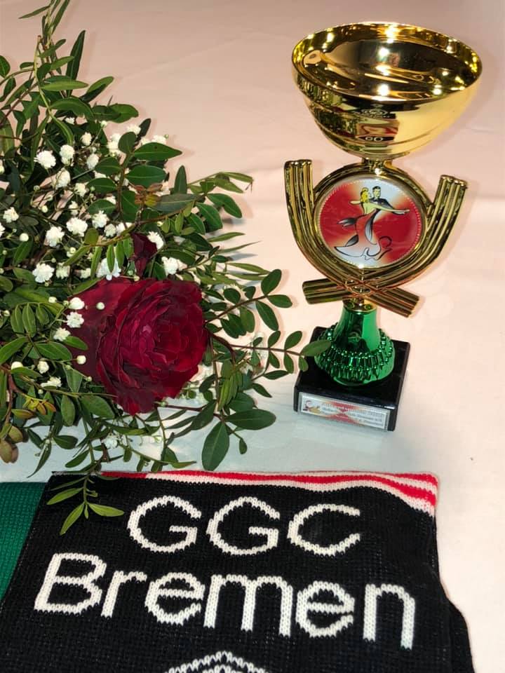 Pokal, Schal und Blumen zum Turniersieg in Bremen